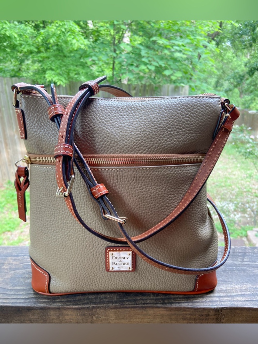 Dooney & Bourke Zippered Leather Crossbody with Red Interior Minimalist Casual - Picture 17 of 17